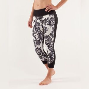 Lululemon Lustrous Crop
Laceoflage Polar Cream Black / Black
$